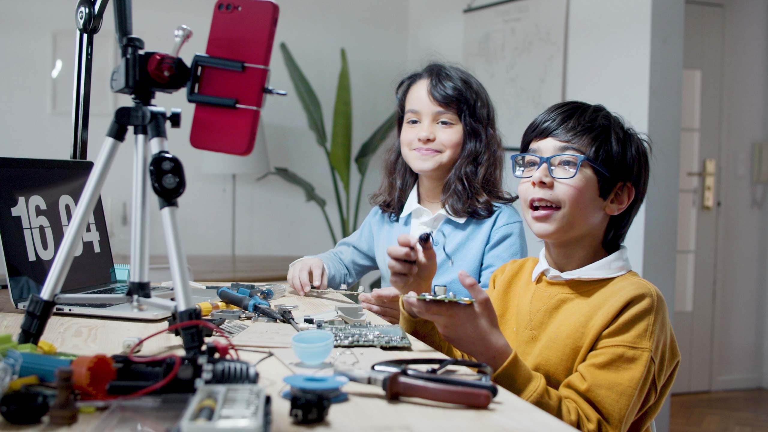 Photo of kids doing STEAM workshop online